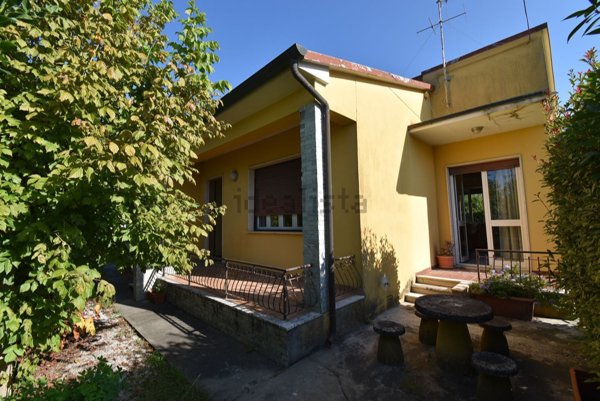casa indipendente in vendita a Pietrasanta in zona Traversagna