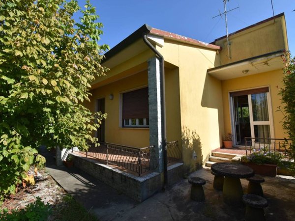 casa indipendente in vendita a Pietrasanta in zona Traversagna