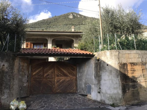 casa indipendente in vendita a Pietrasanta in zona Valdicastello