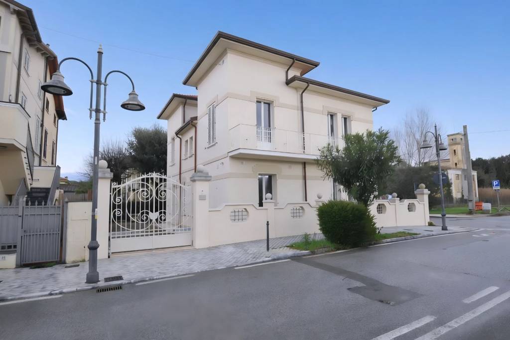casa indipendente in vendita a Pietrasanta in zona Tonfano