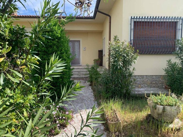 casa indipendente in vendita a Pietrasanta in zona Tonfano