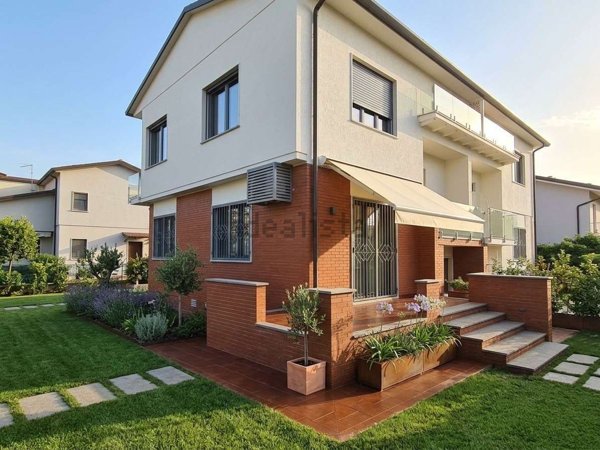 casa indipendente in vendita a Pietrasanta in zona Motrone