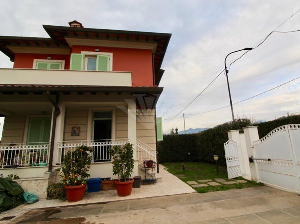 casa indipendente in vendita a Pietrasanta in zona Fiumetto