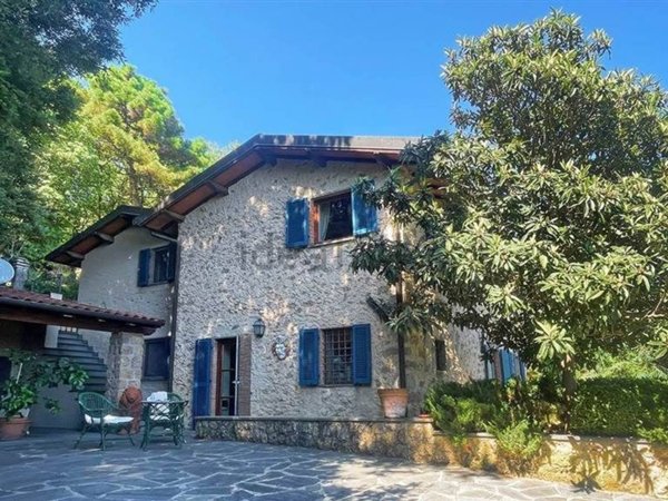 casa indipendente in vendita a Pietrasanta in zona Capezzano