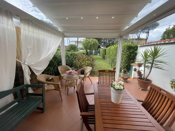 casa indipendente in vendita a Pietrasanta in zona Marina di Pietrasanta