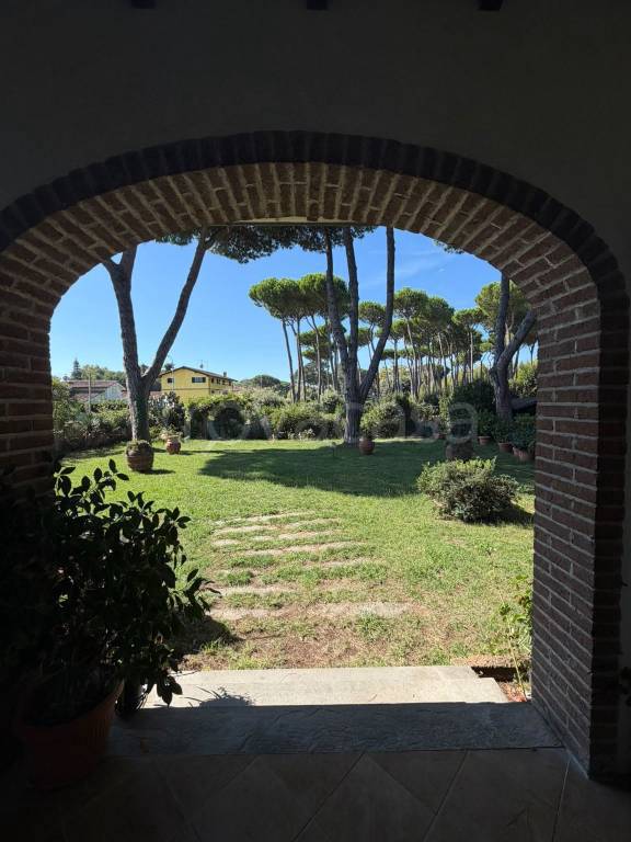 casa indipendente in vendita a Pietrasanta in zona Tonfano