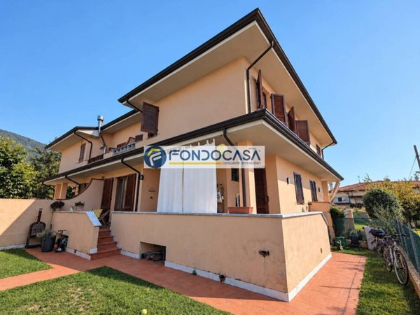 casa indipendente in vendita a Pietrasanta in zona Capezzano Monte