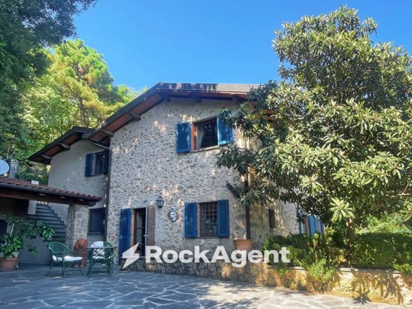 casa indipendente in vendita a Pietrasanta in zona Capezzano Monte