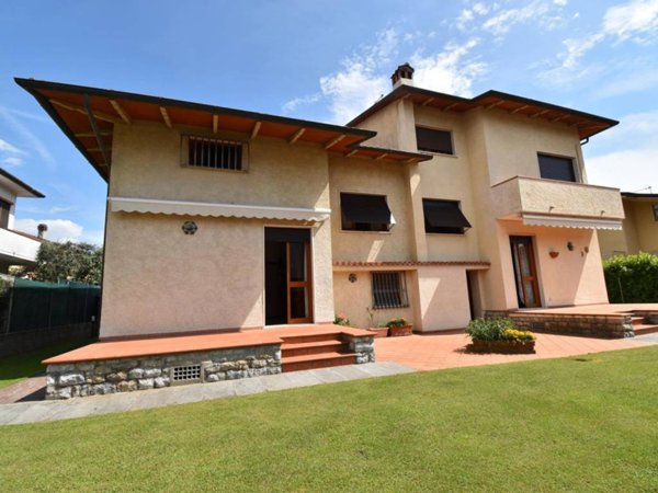 casa indipendente in vendita a Pietrasanta in zona Tonfano