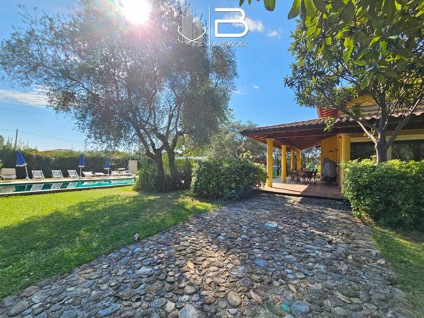 casa indipendente in vendita a Pietrasanta in zona Crociale