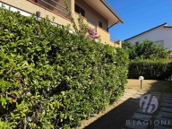 casa indipendente in vendita a Pietrasanta in zona Tonfano