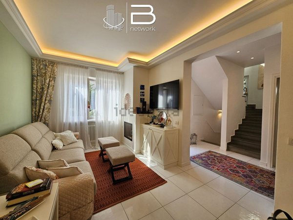 casa indipendente in vendita a Pietrasanta in zona Tonfano