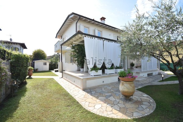 casa indipendente in vendita a Pietrasanta in zona Tonfano