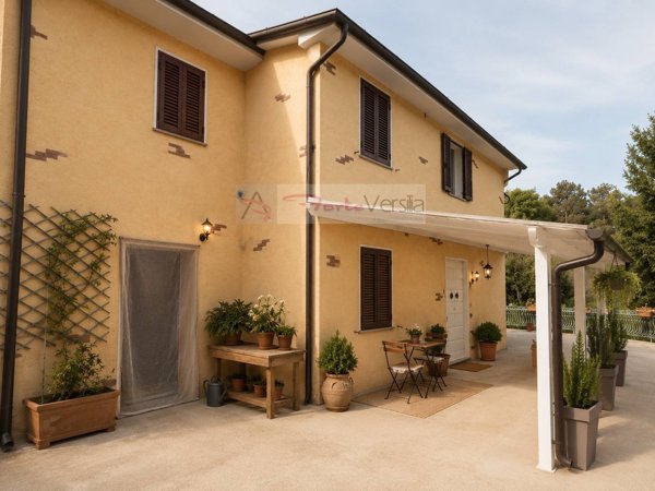 casa indipendente in vendita a Pietrasanta in zona Strettoia