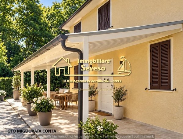casa indipendente in vendita a Pietrasanta in zona Strettoia