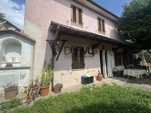 casa indipendente in vendita a Pietrasanta in zona Strettoia