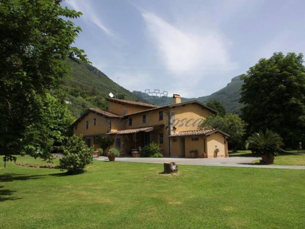casa indipendente in vendita a Pietrasanta in zona Valdicastello