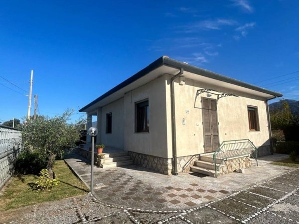 casa indipendente in vendita a Pietrasanta in zona Vignone