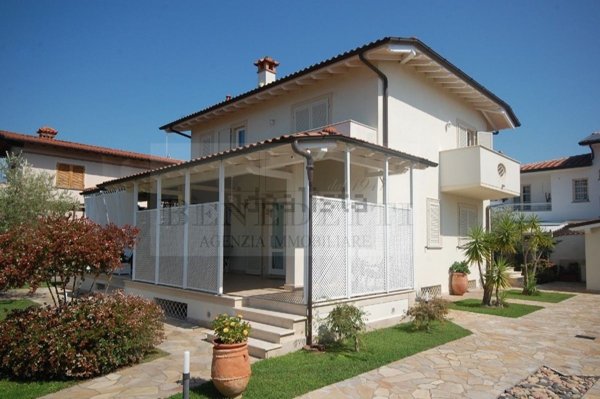 casa indipendente in vendita a Pietrasanta in zona Tonfano