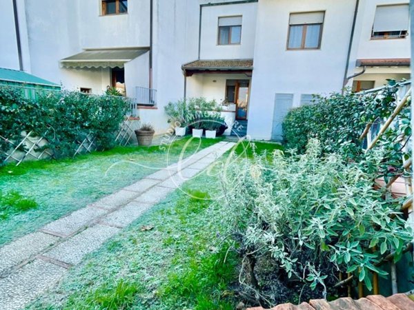 casa indipendente in vendita a Pietrasanta
