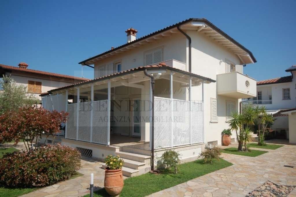 casa indipendente in vendita a Pietrasanta in zona Tonfano