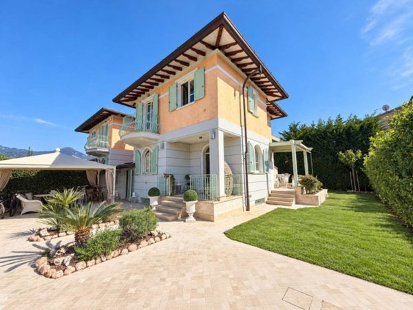 casa indipendente in vendita a Pietrasanta in zona Vignone