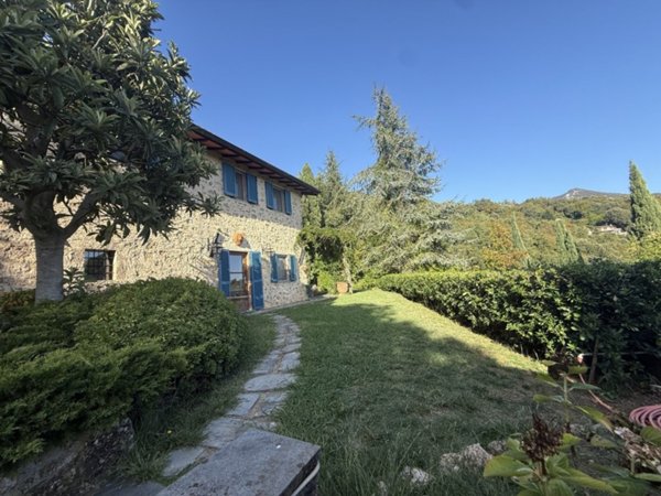casa indipendente in vendita a Pietrasanta in zona Capriglia