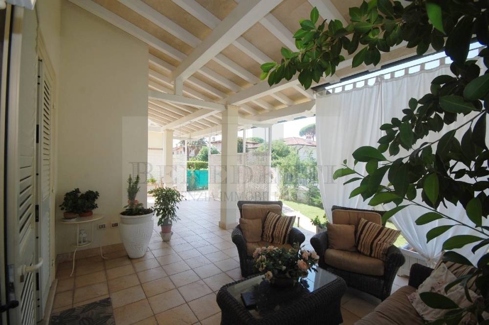 casa indipendente in vendita a Pietrasanta in zona Vignone