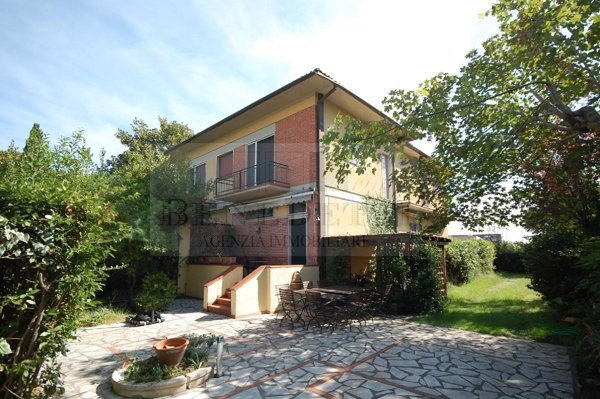 appartamento in vendita a Pietrasanta in zona Marina di Pietrasanta