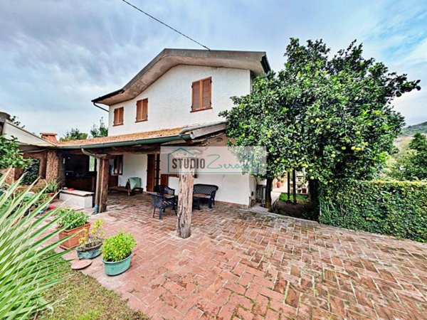 casa indipendente in vendita a Pietrasanta in zona Traversagna