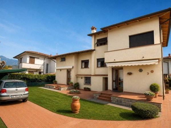 casa indipendente in vendita a Pietrasanta in zona Vignone