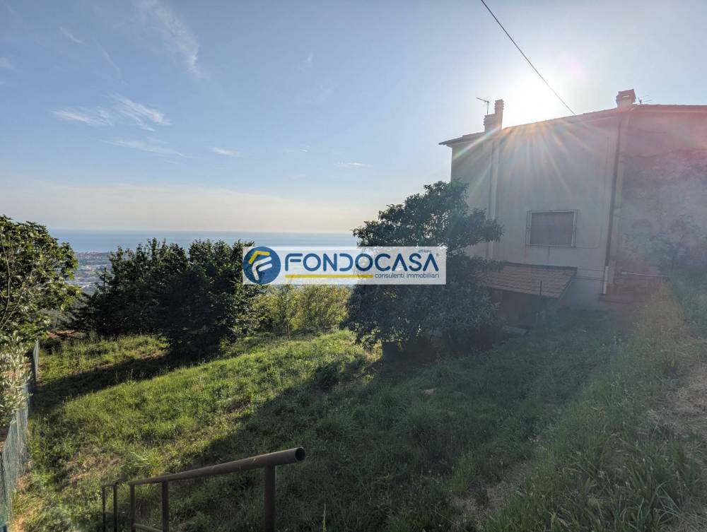 casa indipendente in vendita a Pietrasanta in zona Capezzano