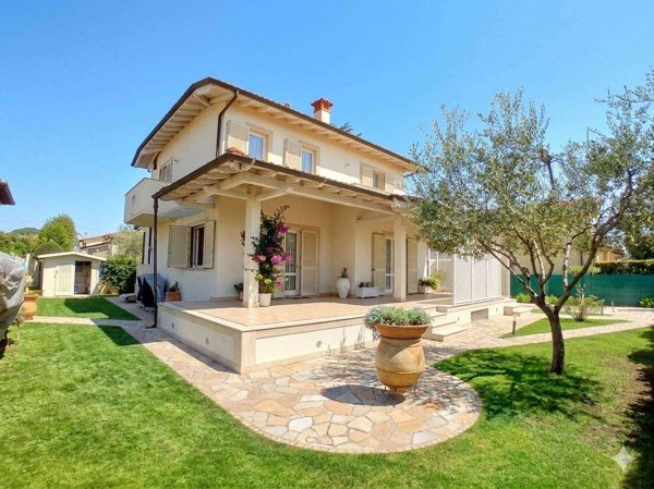 casa indipendente in vendita a Pietrasanta in zona Marina di Pietrasanta