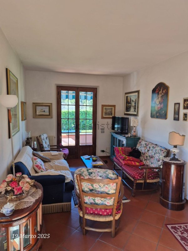 casa indipendente in vendita a Pietrasanta in zona Traversagna