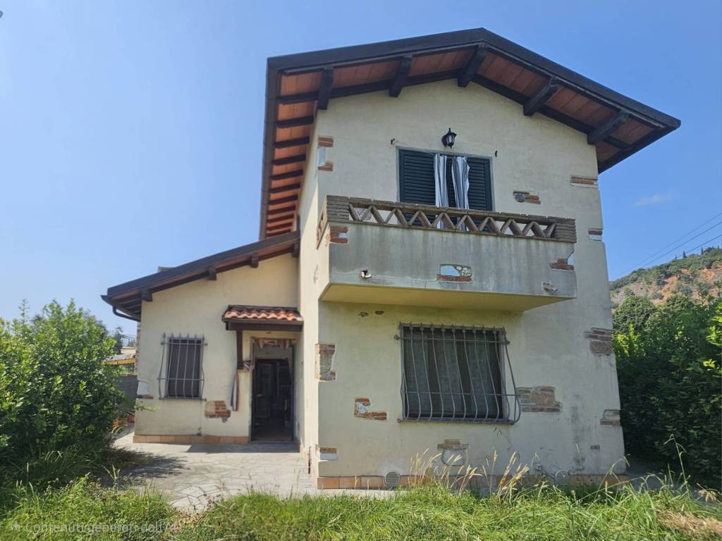 casa indipendente in vendita a Pietrasanta in zona Traversagna