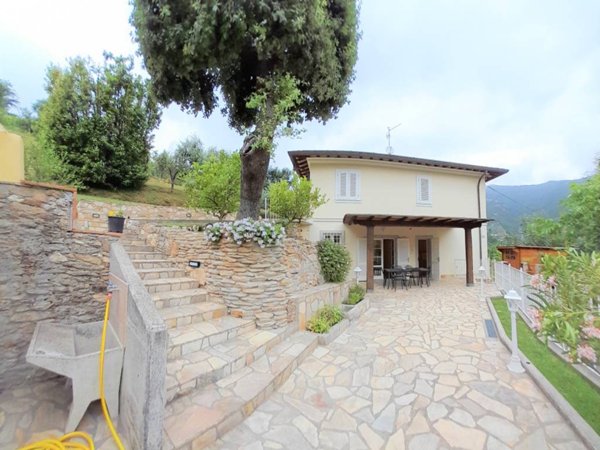 casa indipendente in vendita a Pietrasanta in zona Strettoia