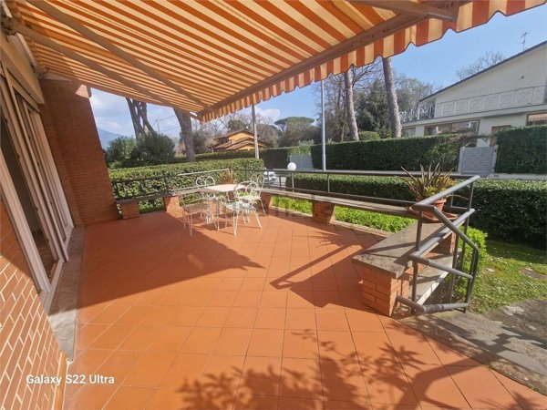 casa indipendente in vendita a Pietrasanta in zona Tonfano