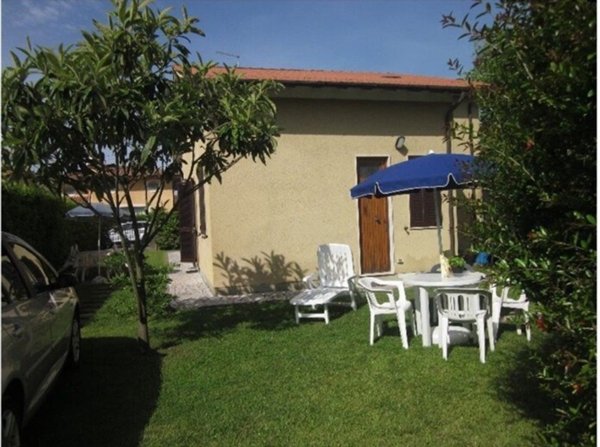 casa indipendente in vendita a Pietrasanta in zona Tonfano