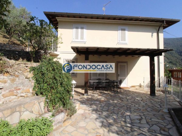 casa indipendente in vendita a Pietrasanta in zona Strettoia