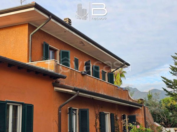 appartamento in vendita a Pietrasanta in zona Crociale