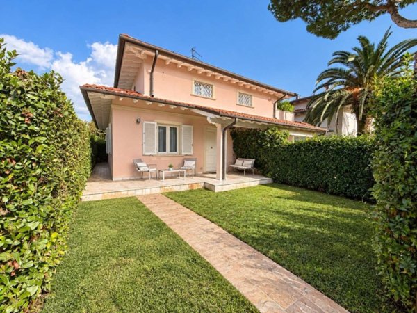 casa indipendente in vendita a Pietrasanta in zona Vignone