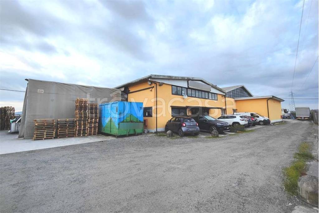 locale commerciale in vendita a Porcari