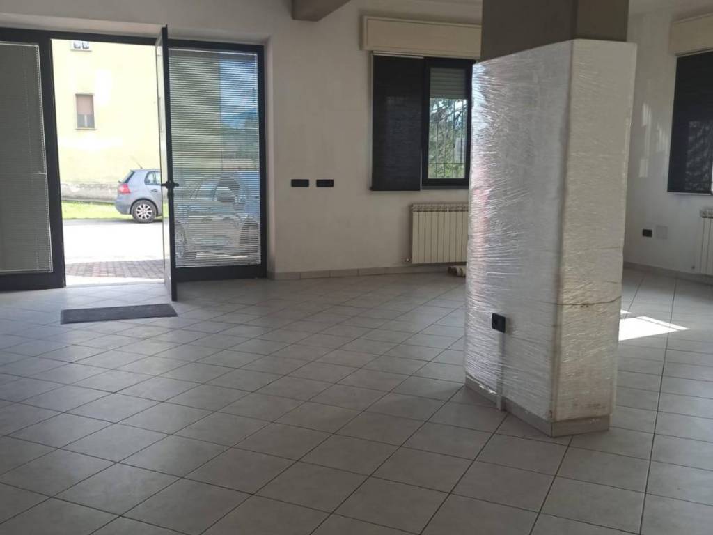 negozio in vendita a Porcari in zona Padule