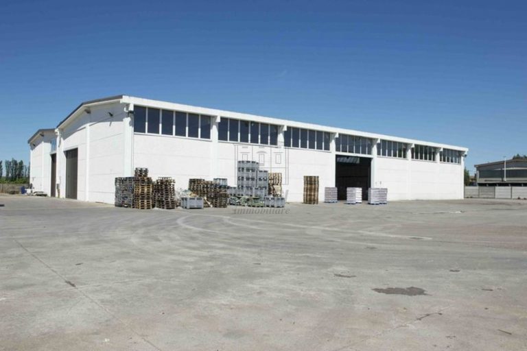 locale di sgombero in vendita a Porcari