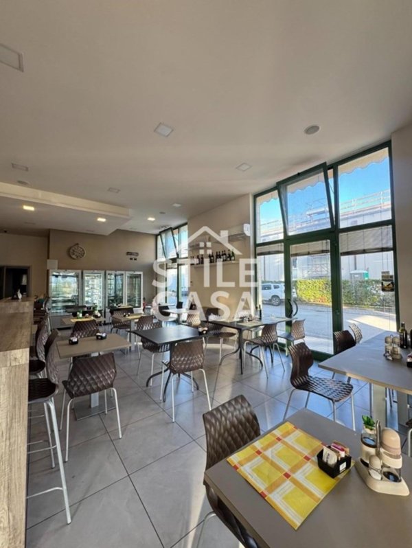 negozio in vendita a Porcari in zona Rughi