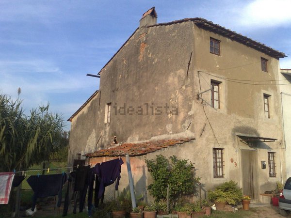 esavano in vendita a Porcari