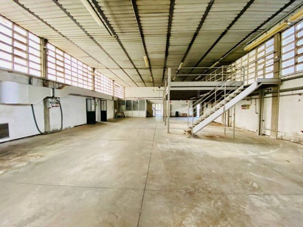 locale commerciale in vendita a Porcari