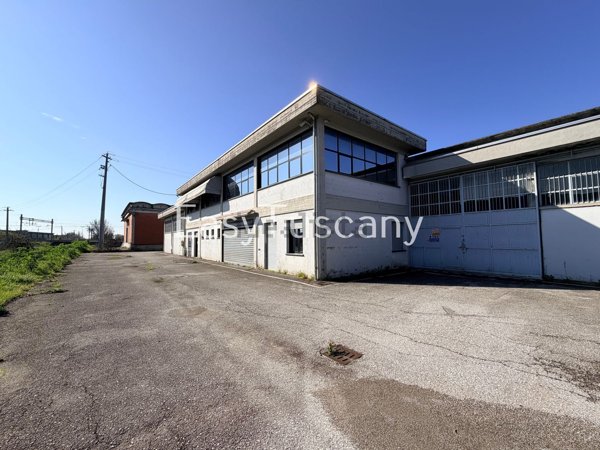 locale di sgombero in vendita a Porcari