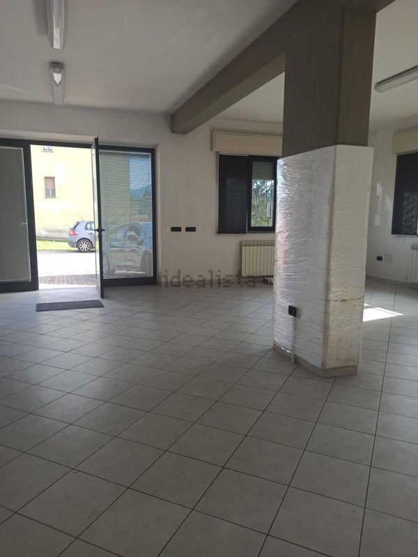 locale di sgombero in vendita a Porcari in zona Padule