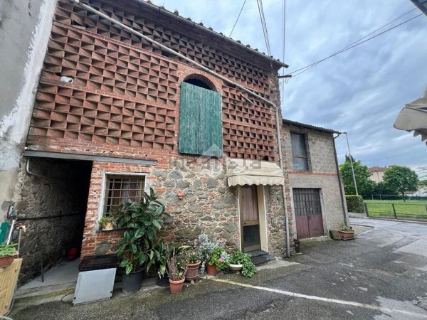 locale di sgombero in vendita a Porcari